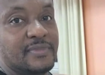 Gari que encontrou recém-nascido no lixo, quer adota-lo