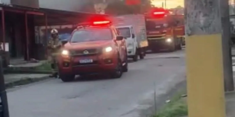INCÊNDIO ATINGE BAR EM SANTÍSSIMO NA MADRUGADA!