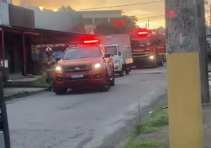 INCÊNDIO ATINGE BAR EM SANTÍSSIMO NA MADRUGADA!