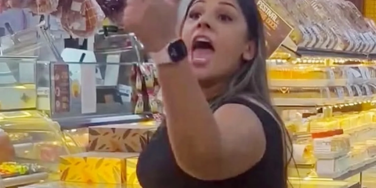 Mulher É Condenada à Prisão por Racismo e Homofobia em Caso Chocante