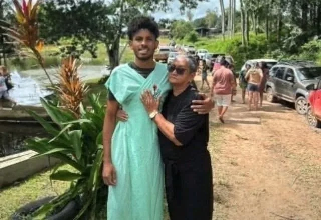 ( Video) Tragédia após batismo!! Jovem mata a mãe a facadas horas depois de declarar amor em culto