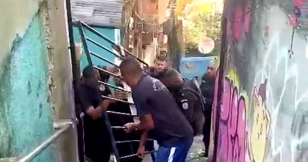 Traficantes instalam portões em comunidades do RJ para barrar avanço da polícia