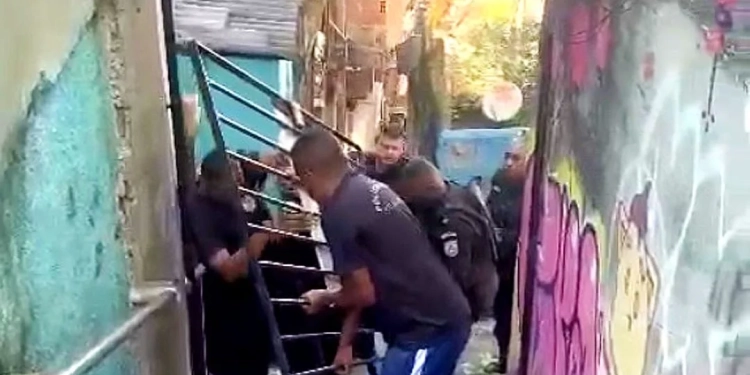 Traficantes instalam portões em comunidades do RJ para barrar avanço da polícia