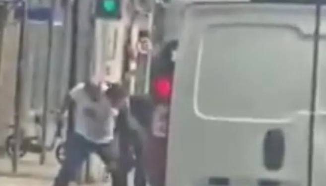 ( Video) Policial Federal Reage a Tentativa de Assalto e Mata bandido no Rio