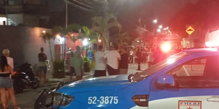 (  URGENTE) ATAQUE A TIROS DEIXA TRÊS MORTOS E UM FERIDO EM BAR NA ZONA OESTE
