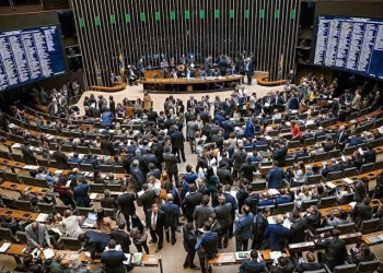 ABSURDO!! Câmara AUMENTA número de deputados federais de 513 para 531 em meio a crise