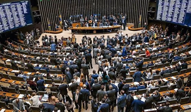 ABSURDO!! Câmara AUMENTA número de deputados federais de 513 para 531 em meio a crise