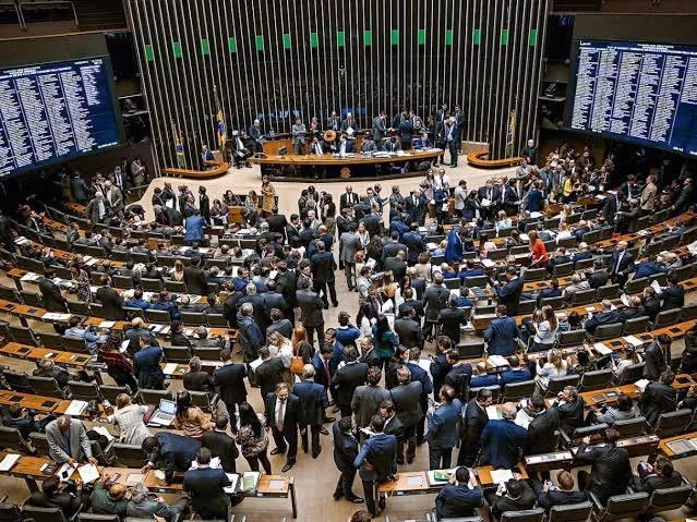 ABSURDO!! Câmara AUMENTA número de deputados federais de 513 para 531 em meio a crise