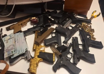 ( Vídeo) Polícia Apreende Arsenais e Milhões de Dólares em Luxuosa Casa Ligada ao Comando Vermelho
