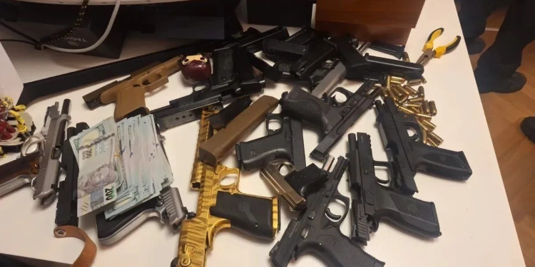 ( Vídeo) Polícia Apreende Arsenais e Milhões de Dólares em Luxuosa Casa Ligada ao Comando Vermelho