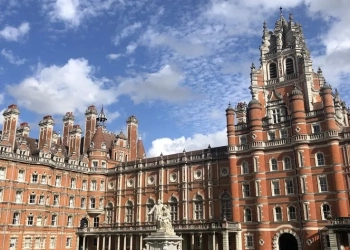 Trump Proíbe Estudantes Estrangeiros em Harvard e Gera Crise Internacional no Ensino Superior
