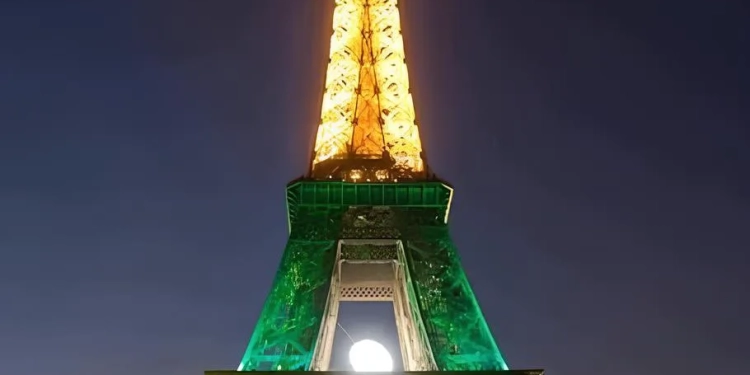Torre Eiffel Ganha as Cores do Brasil em Homenagem a Lula: Macron Ordena Iluminação Verde e Amarela em Paris