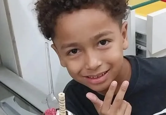 Desaparecimento Misterioso:Cadê o David?  Menino de 6 Anos Some na Praia da Barra e Família Clama por Ajuda