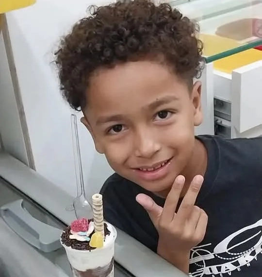 Desaparecimento Misterioso:Cadê o David?  Menino de 6 Anos Some na Praia da Barra e Família Clama por Ajuda