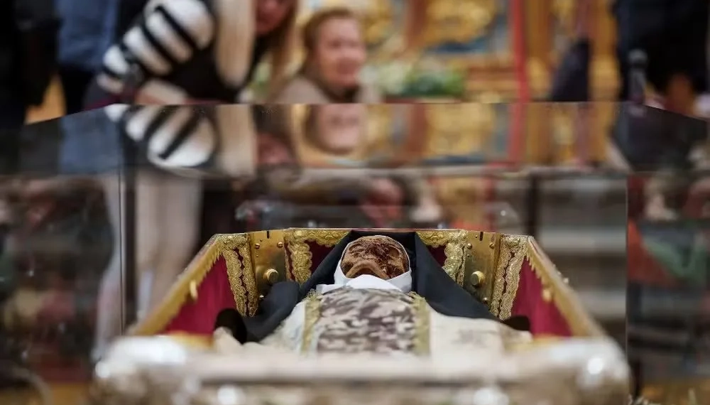 Mistério e Devoção: Corpo de Santa é Exposto ao Público 400 Anos após a sua morte