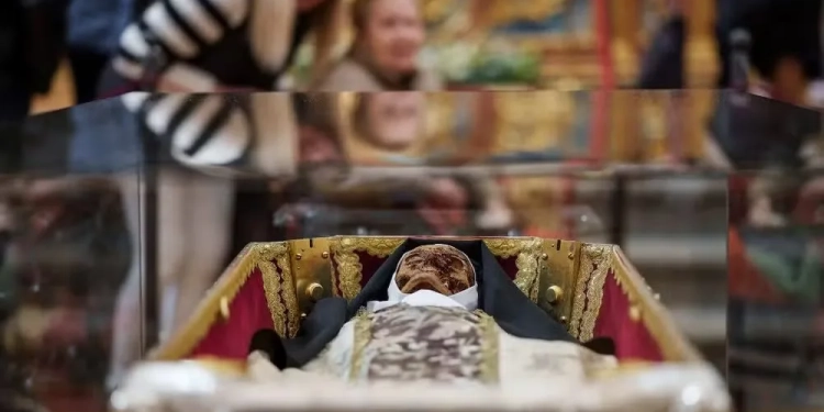 Mistério e Devoção: Corpo de Santa é Exposto ao Público 400 Anos após a sua morte