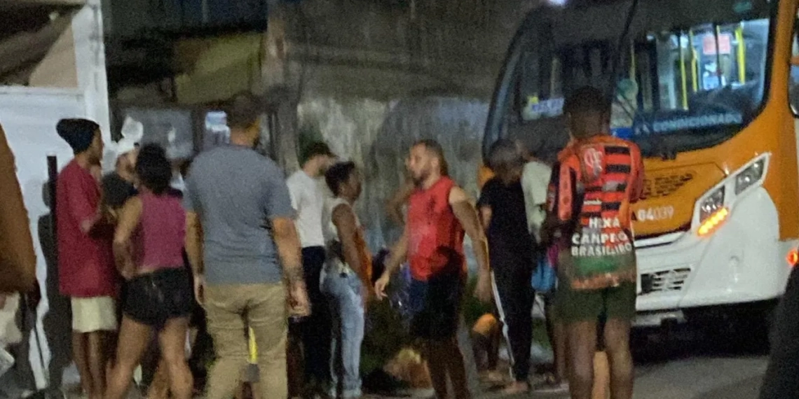 Menina morre após ser atropelada com a mãe por ônibus no Rio