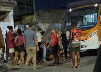 Menina morre após ser atropelada com a mãe por ônibus no Rio