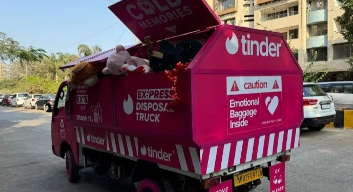 Tinder Estiliza Caminhão de Lixo para “Jogar Fora” o Ex e Promover Saúde Emocional