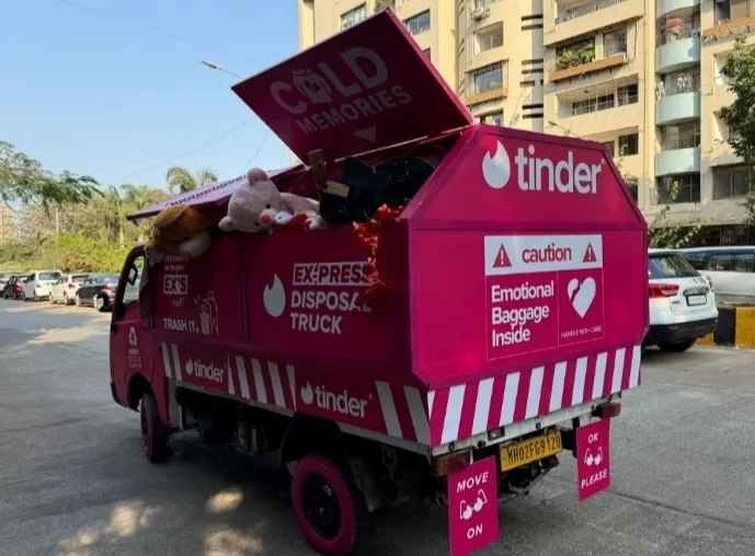 Tinder Estiliza Caminhão de Lixo para “Jogar Fora” o Ex e Promover Saúde Emocional