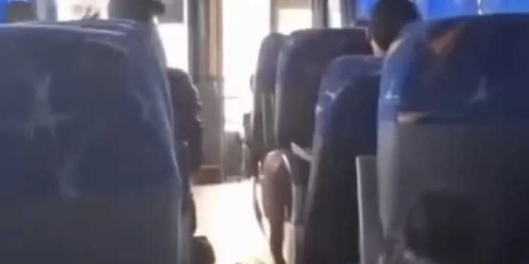 ATUALIZAÇÃO:Tentativa de assalto com reféns em ônibus na avenida Brasil. Veja como terminou