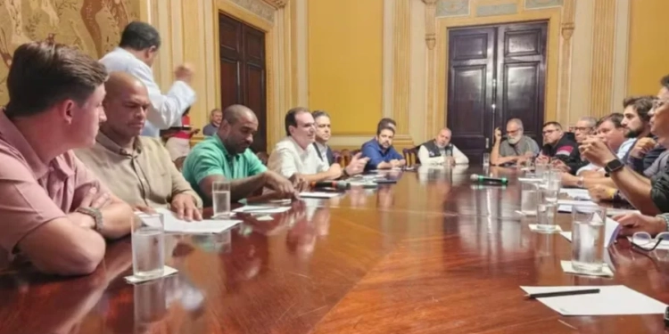 Prefeito Eduardo Paes reavaliou restrições para motociclistas após reunião com representantes