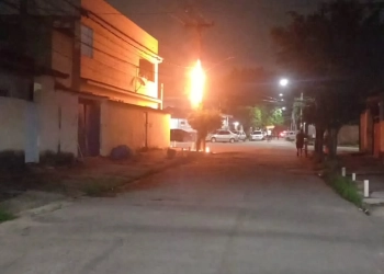 Urgente!!! Traficantes Incendeiam Postes para Cortar Internet em comunidade na Zona Oeste!!