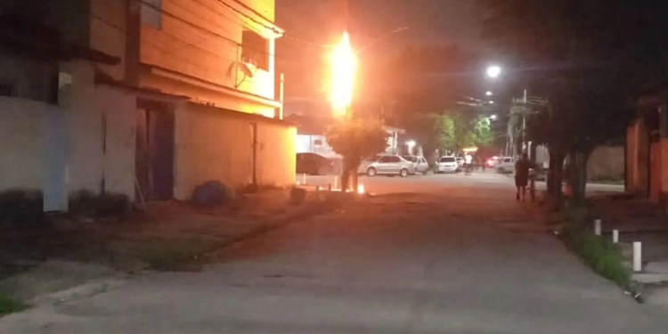 Urgente!!! Traficantes Incendeiam Postes para Cortar Internet em comunidade na Zona Oeste!!