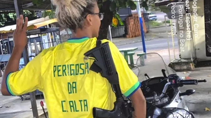 Criminosa do Bonde de Peixão Volta a Se Exibir com Fuzil nas Redes Sociais