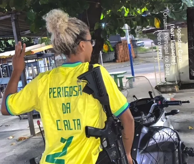 Criminosa do Bonde de Peixão Volta a Se Exibir com Fuzil nas Redes Sociais