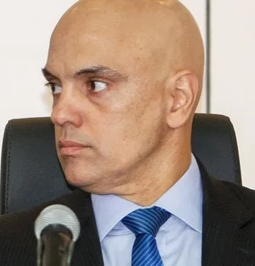 ( Urgente) Alexandre de Moraes manda desativar redes sociais de Carla Zambelli, que está foragida