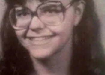 ( IMAGENS FORTES) Mulher Morre e Só é Encontrada 42 Anos Depois com TV Ligada