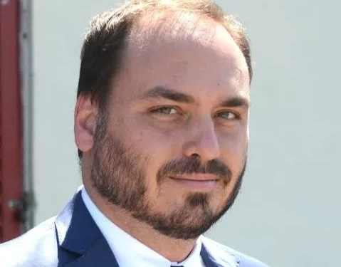 Bolsonaro Confirma: Carlos Bolsonaro Será Candidato ao Senado por Santa Catarina em 2026