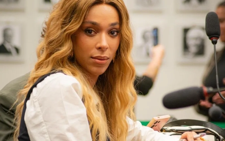 POLÊMICA NA COMUNIDADE LGBTQ+: Erika Hilton chama críticos de “gays fascistas” e revolta parte da militância!