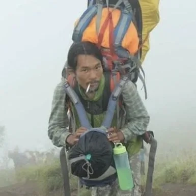 Herói Solitário: Enquanto o Governo Tentava, Agam Enfrentou o Vulcão, Fumou um Cigarro e Salvou Juliana
