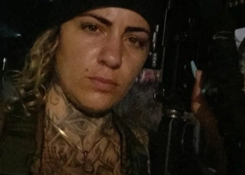 ( fotos) Conheça a Diaba Loira”: Criminosa Armada do Comando Vermelho Chama Atenção na Zona Oeste do Rio