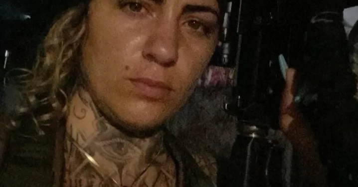( fotos) Conheça a Diaba Loira”: Criminosa Armada do Comando Vermelho Chama Atenção na Zona Oeste do Rio