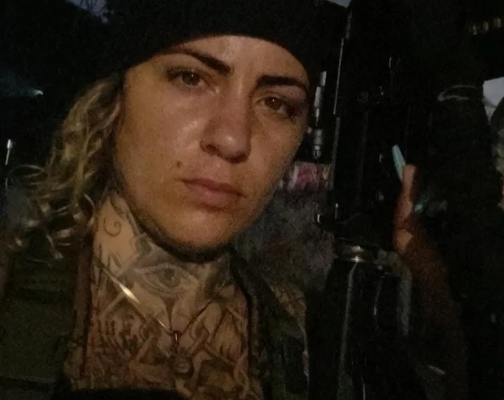 ( fotos) Conheça a Diaba Loira”: Criminosa Armada do Comando Vermelho Chama Atenção na Zona Oeste do Rio