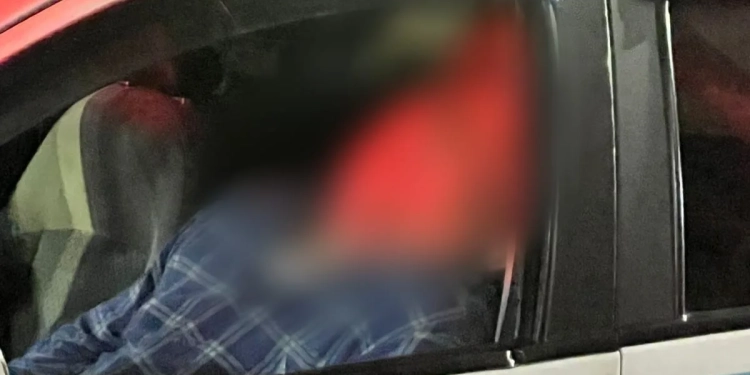 Taxista é executado a tiros dentro do carro no Rio