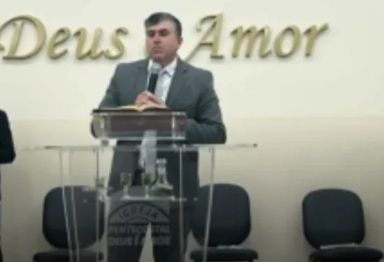 ( Video) Pastor Morre Durante Pregação Transmitida pela Internet