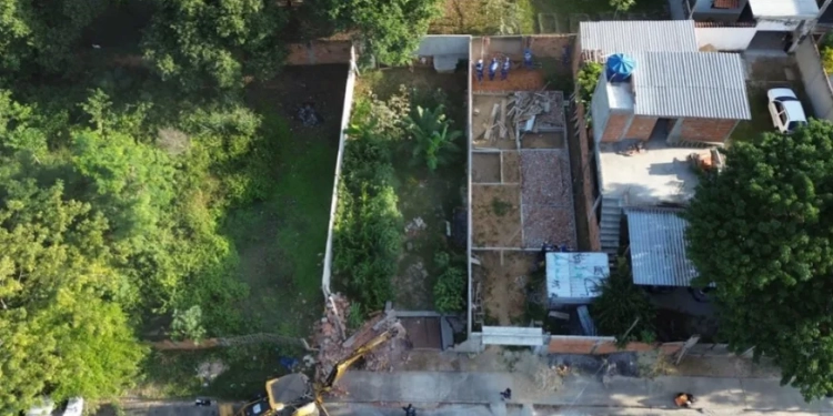Prefeitura do Rio Demole Construções Irregulares Avaliadas em R$ 1 Milhão ao Lado de Escolas em Guaratiba
