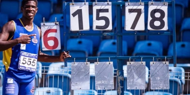 Da Vila Kennedy ao Topo do Mundo: Jovem Atleta do Rio Bate Recorde Mundial no Salto Triplo Sub-18