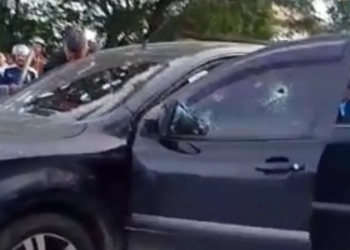 ( Fotos) Execução à luz do dia: dupla é encontrada morta dentro de carro no Rio