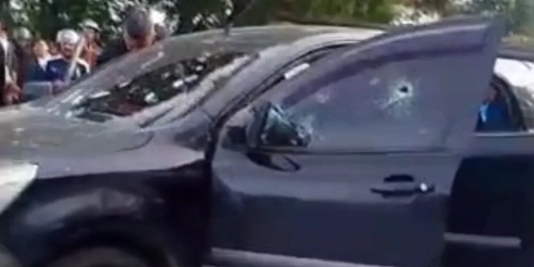 ( Fotos) Execução à luz do dia: dupla é encontrada morta dentro de carro no Rio