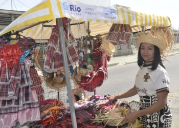 Prefeitura entrega 140 novas licenças para ambulantes na Zona Oeste e reforça organização do comércio de rua no Rio