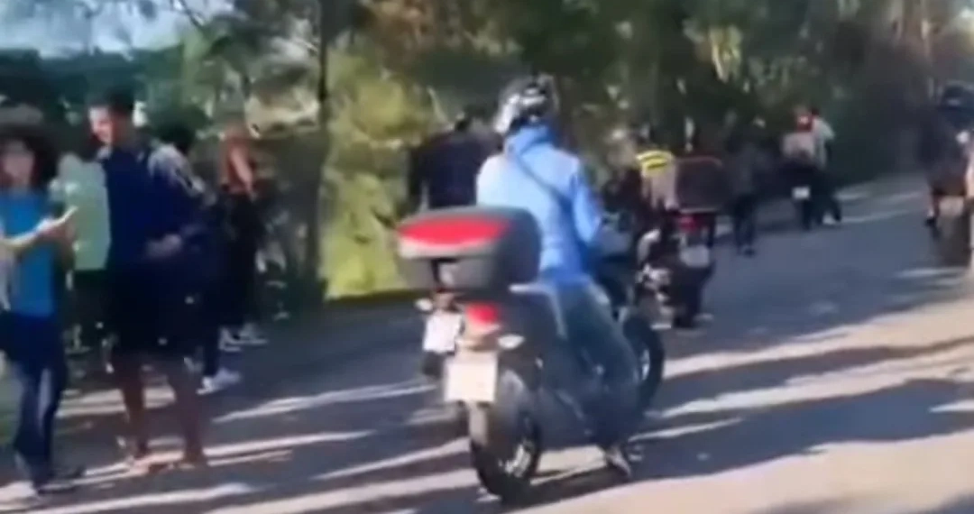 URGENTE! ( Video) Ônibus capota e cai em córrego e tem passageiros feridos