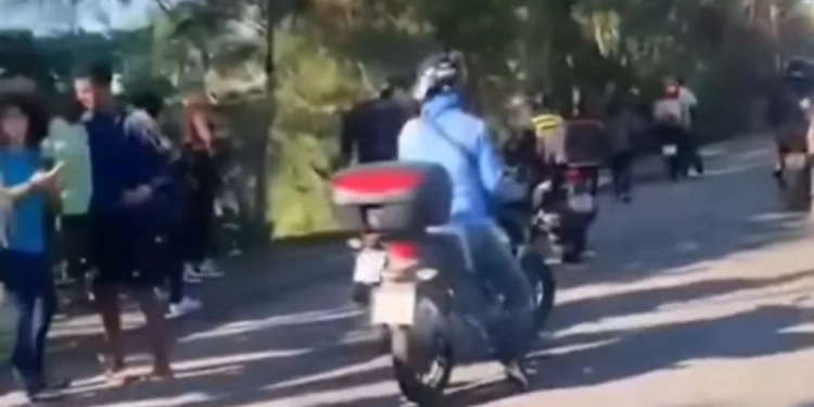 URGENTE! ( Video)  Ônibus capota e cai em córrego e tem passageiros feridos