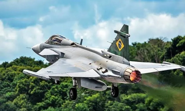 FAB paralisa 40 aeronaves e afasta 137 pilotos após corte de R$ 812 milhões do governo federal