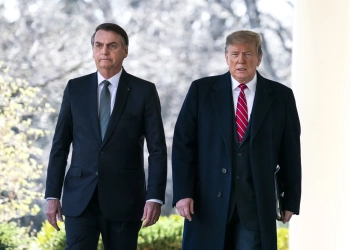 TRUMP DEFENDE BOLSONARO E FALA EM “CAÇA ÀS BRUXAS”: PRESIDENTE DOS EUA ACUSA PERSEGUIÇÃO POLÍTICA NO BRASIL