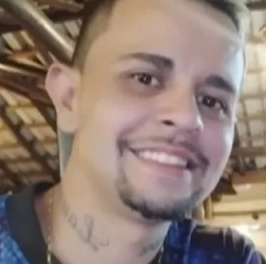 Adolescente de 15 anos mata vizinho com mais de 30 facadas após boato de namoro nas redes sociais